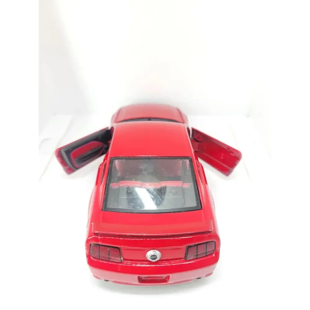Maisto 2006 Ford Mustang GT Red 1:24 Diecast Model Car Opening Hood Doors